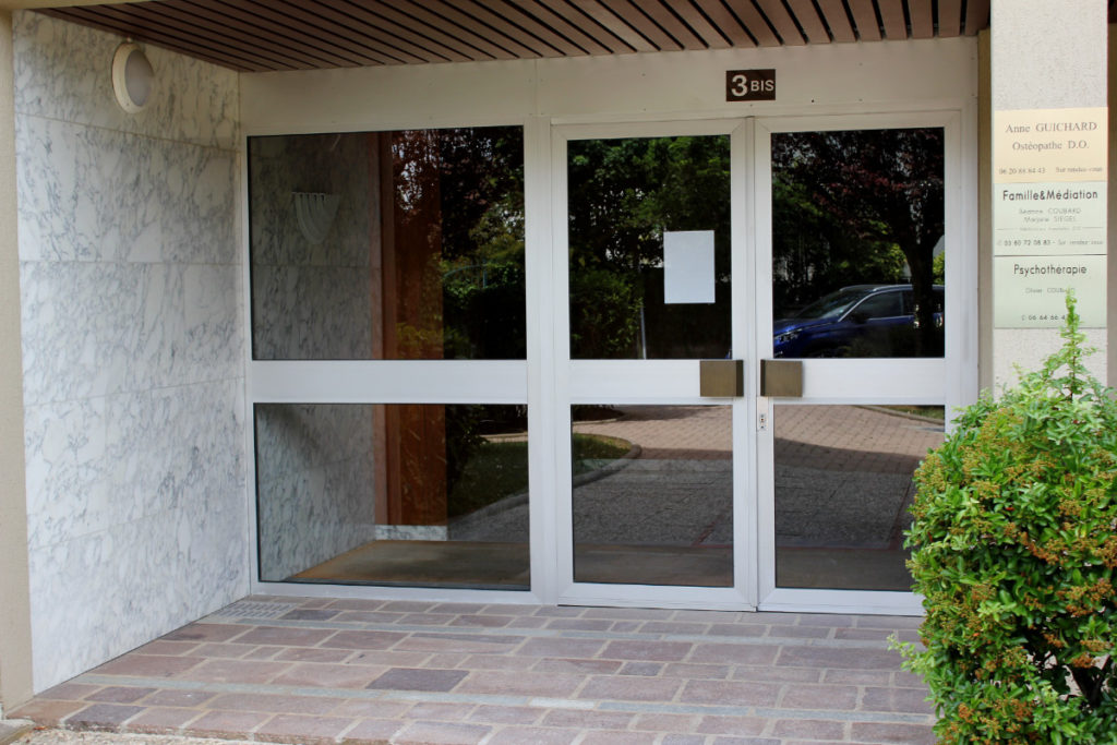 Entrée Extérieurr du Cabinet d'Ostéopathie Anne Guichard à Dijon